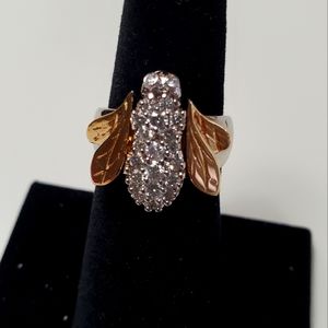 Bee white, yellow gold and diamonds 14kt.